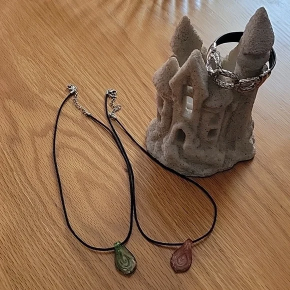 2 sparkle glass necklaces green/ orange. 1 black/silver bracelet. - Picture 1 of 4